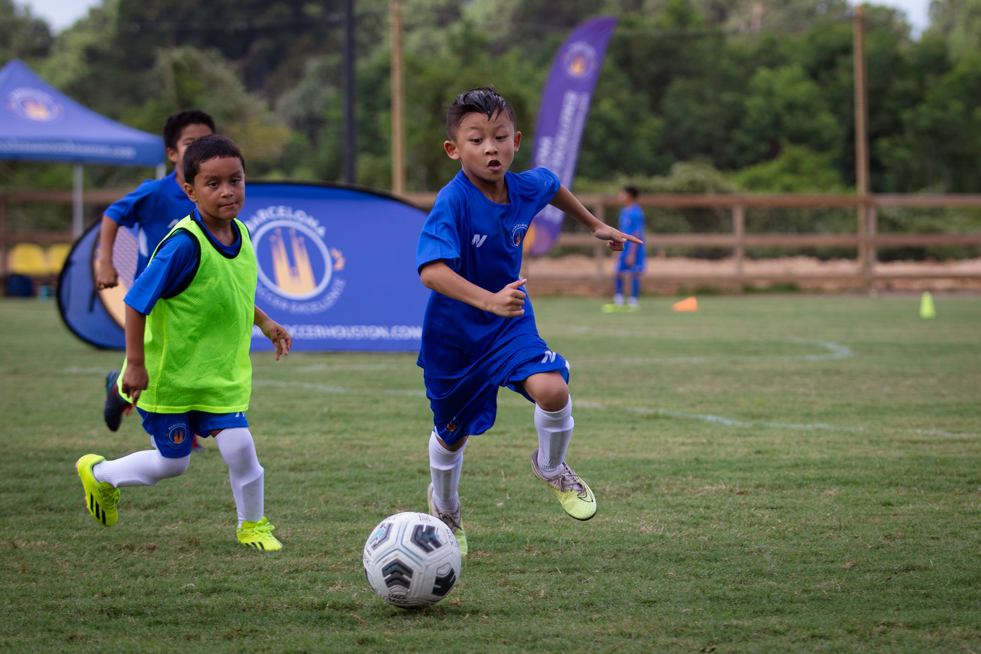 Young Barcelona Soccer Excellence players chasing the ball